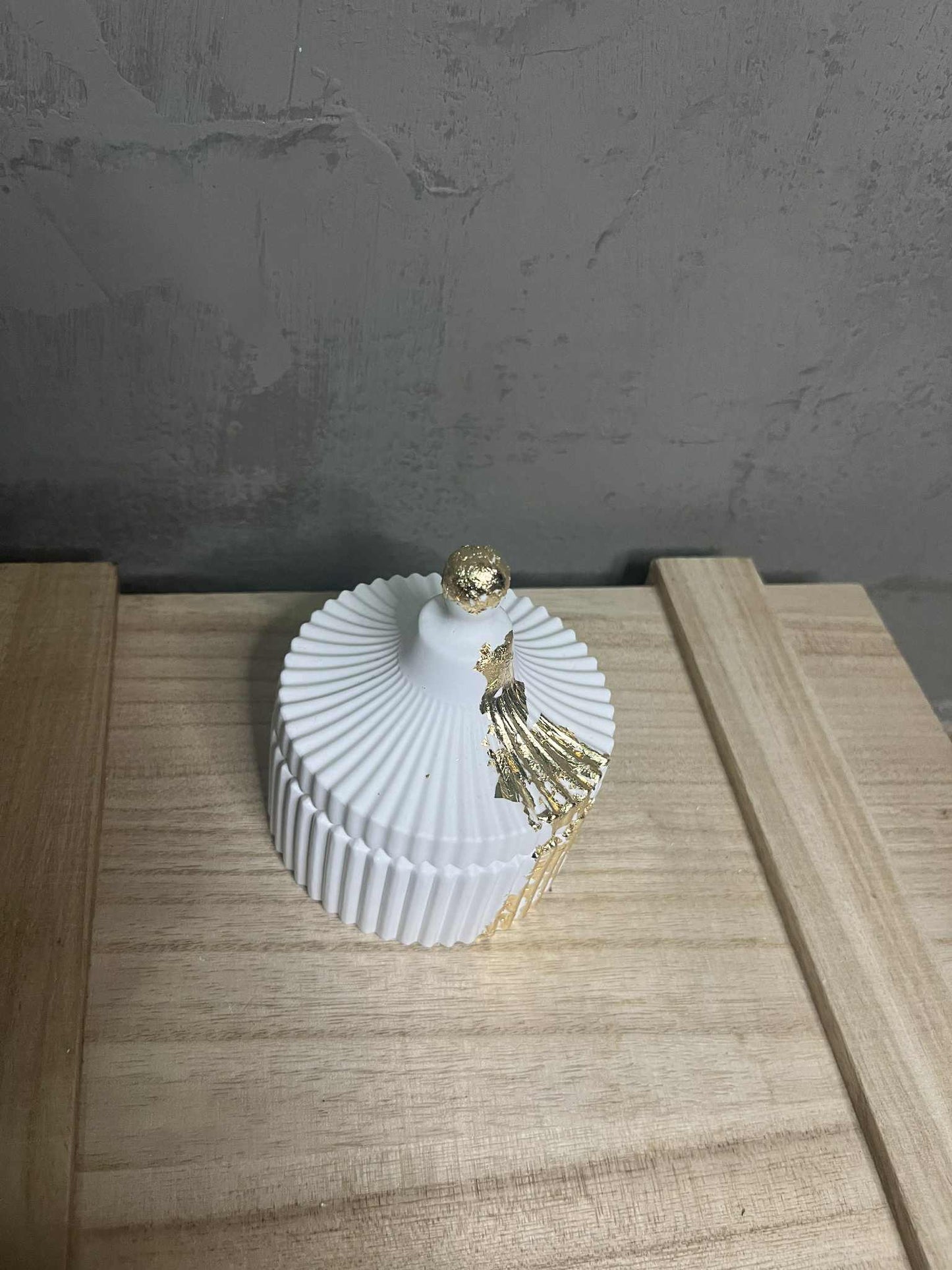 Μποέμ Δοχείο από Πορσελάνη με Καπάκι και Χρυσές Λεπτομέρειες