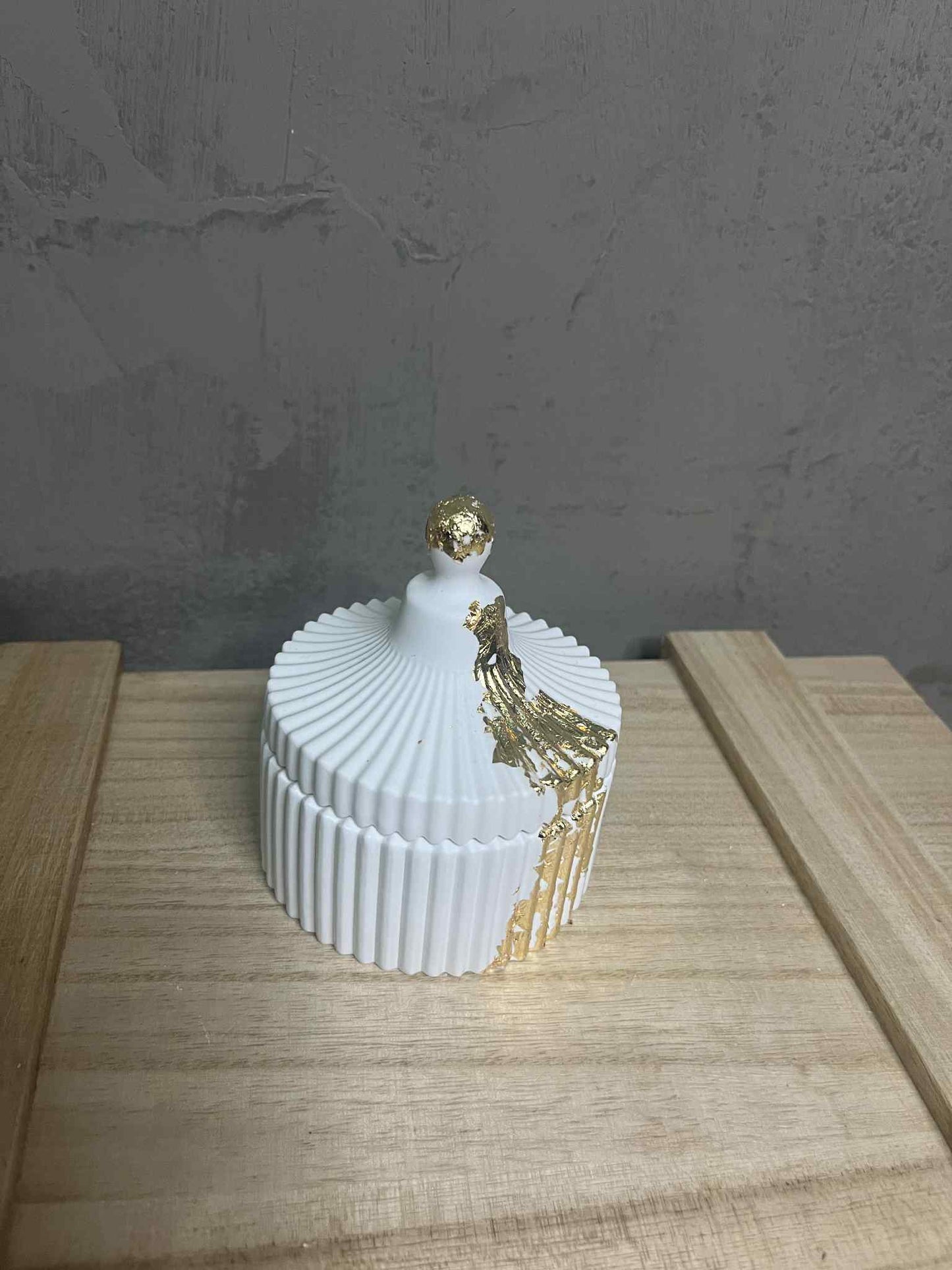 Μποέμ Δοχείο από Πορσελάνη με Καπάκι και Χρυσές Λεπτομέρειες